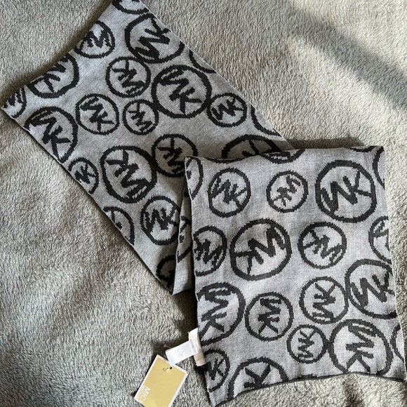 Michael Kors Scarf - Picture 1 of 6